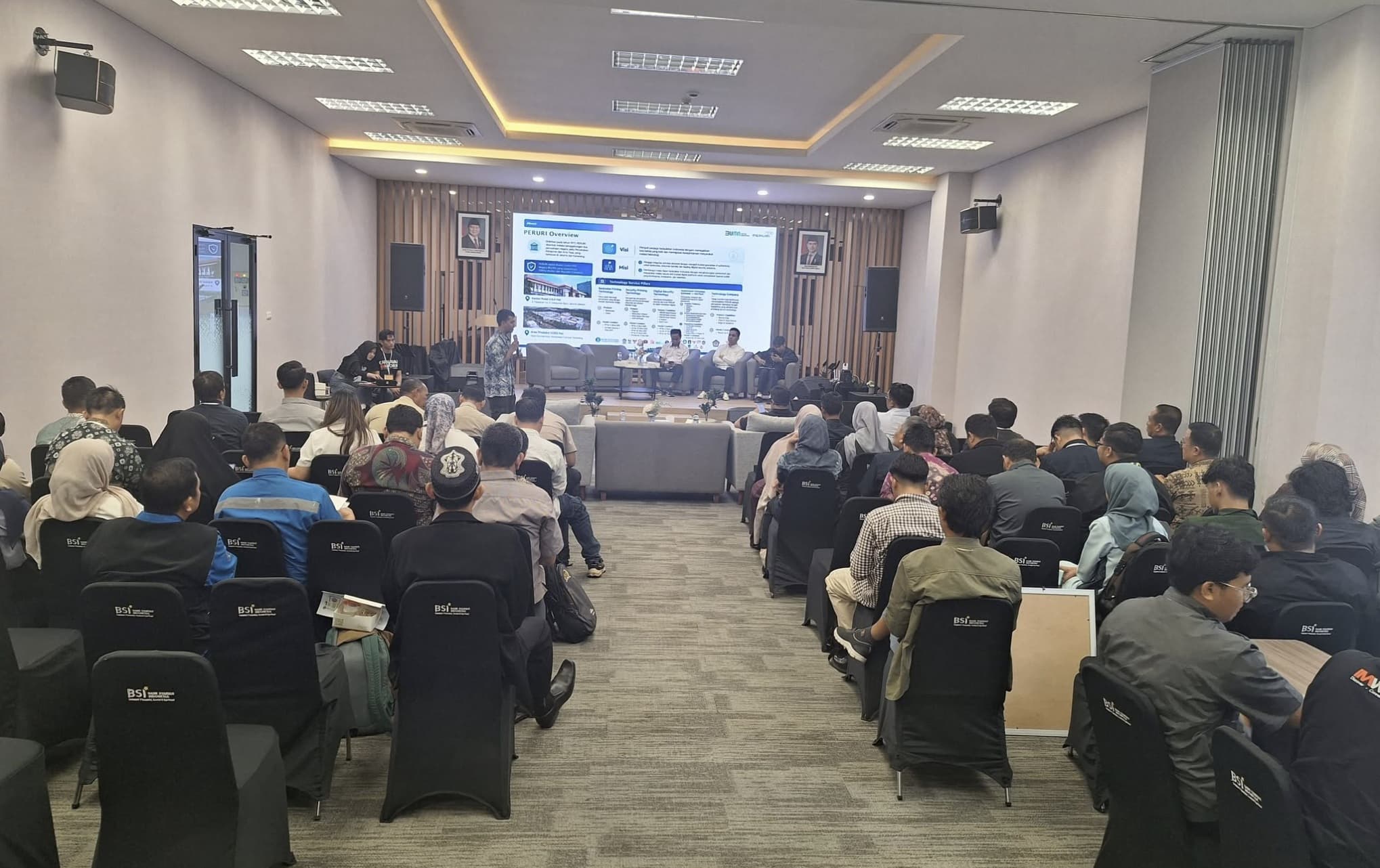 Tim Smart Industry FASILKOM UNSRI Serahkan Manual Book dan Poster Pengembangan Layanan Berbasis AI kepada PT Sumatera Prima Fibreboard