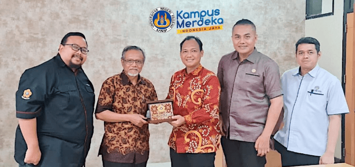 Lembaga Penelitian dan Pengabdian Masyarakat (LPPM) Universitas Negeri Padang (UNP) menerima kunjungan LPPM Universitas (Unsri) di Kantor LPPM
