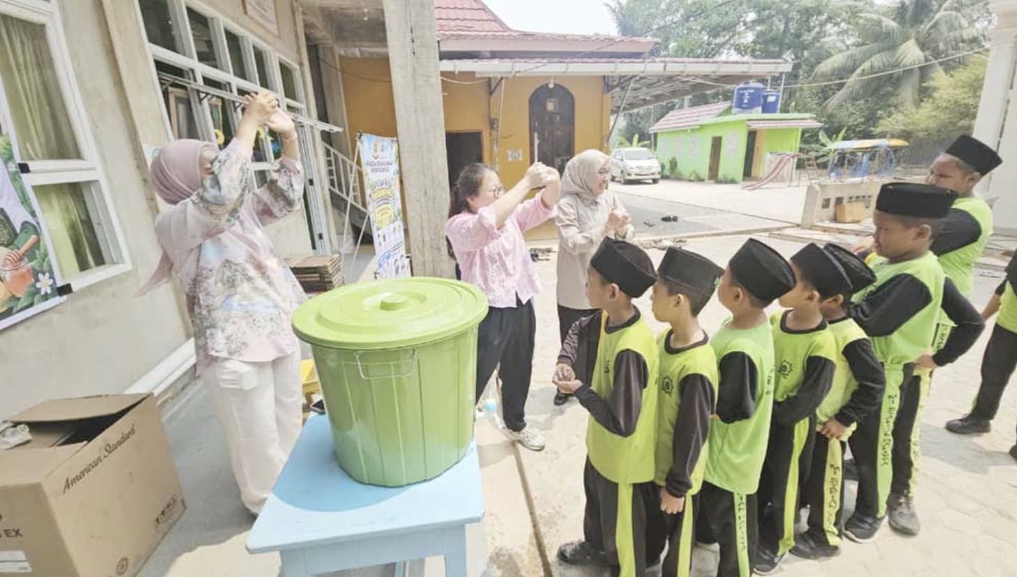 Dosen FK Unsri Edukasi Santri di OI, Ajarkan PHBS hingga Pemanfaatan Herbal